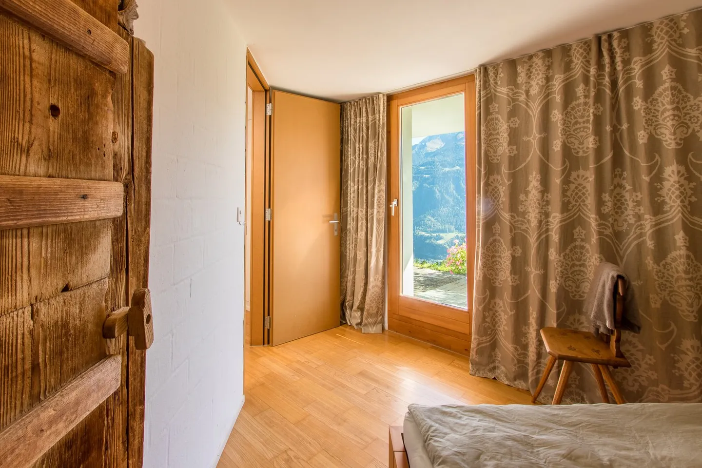 Charmantes 4.5-Zimmer-Doppeleinfamilienhaus mit Bergpanorama in Falera - Foto 10 von 36