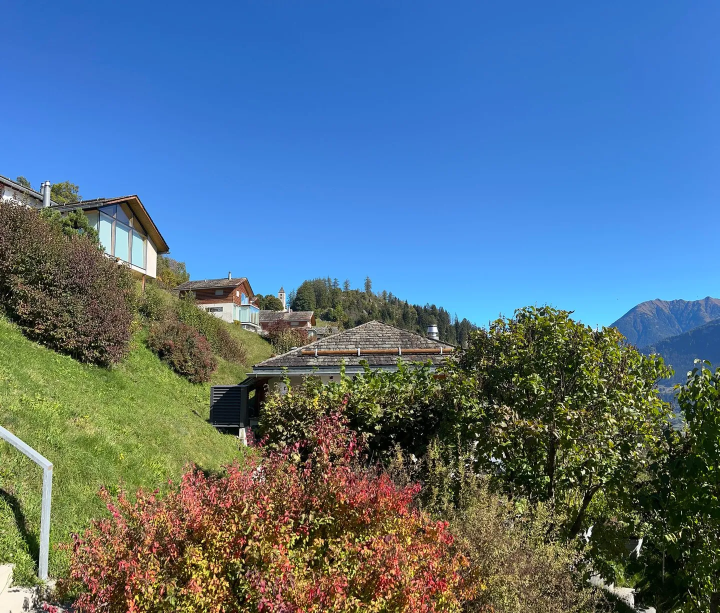 Charmantes 4.5-Zimmer-Doppeleinfamilienhaus mit Bergpanorama in Falera - Foto 28 von 36
