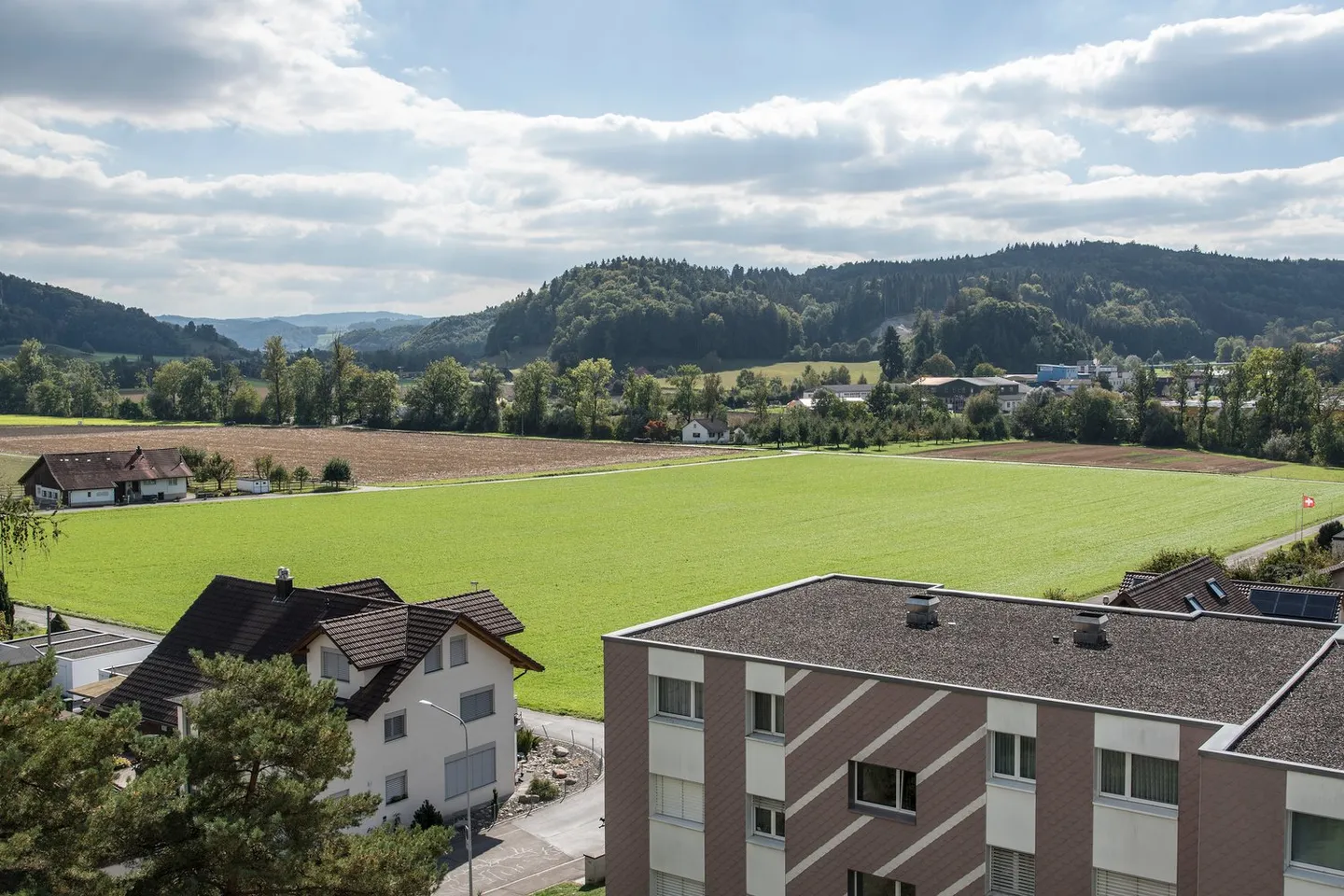 Here is your motorcycle well placed! - Photo 1 of 2