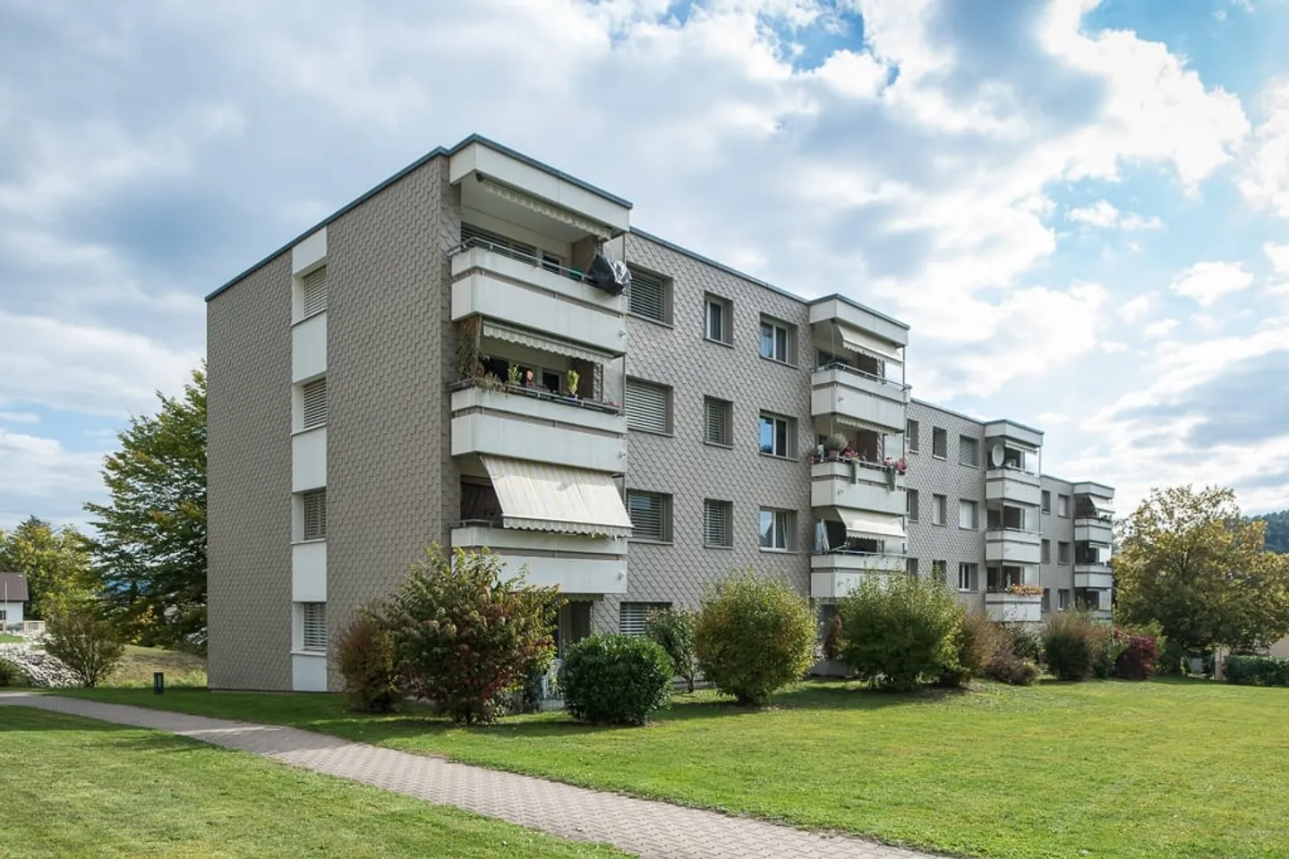 Here is your motorcycle well placed! - Photo 2 of 2