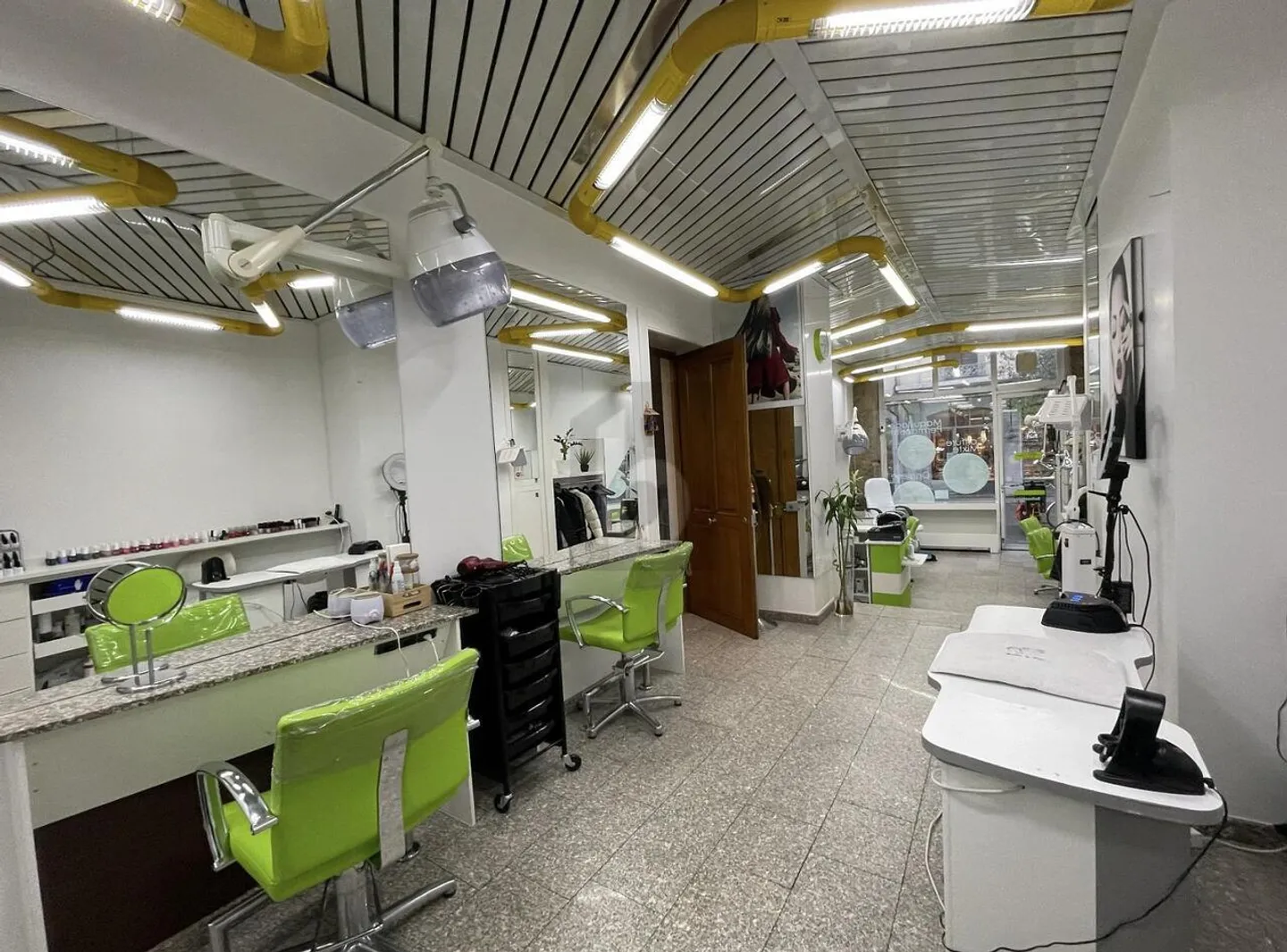 «SALON DE COIFFURE MODERNE À PLAINPALAIS» - Photo 1 sur 6