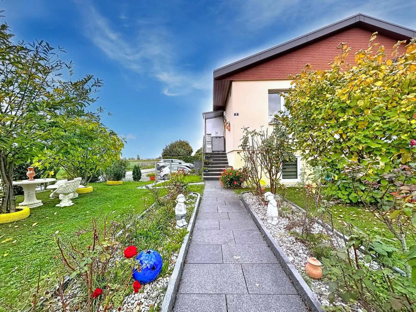 Charmante Villa in Ruhiger Lage - Foto 2 von 12