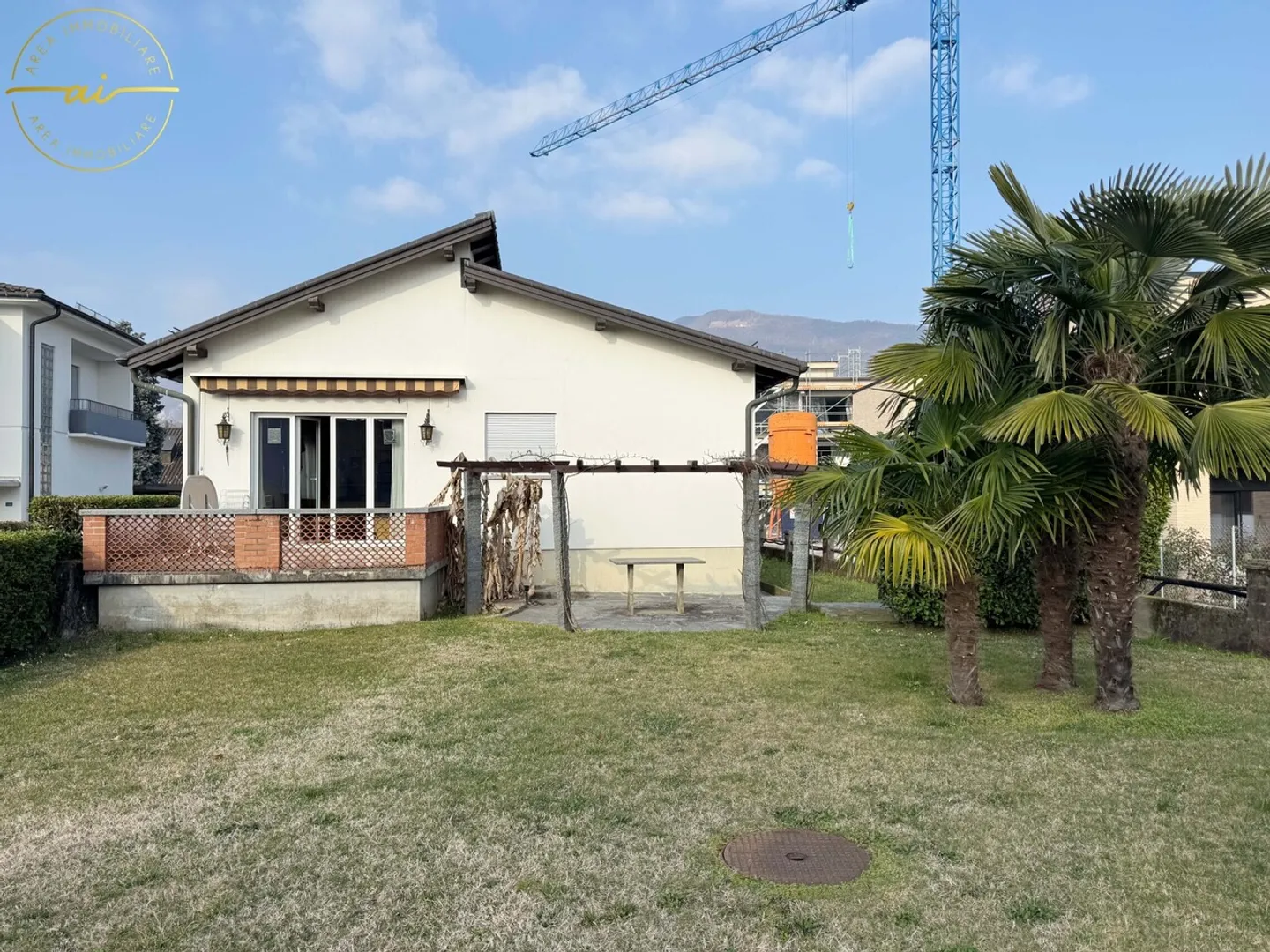 VILLA SPACIEUSE DE 8 PIÈCES AVEC JARDIN PRIVÉ À COLDRERIO - Photo 2 sur 7