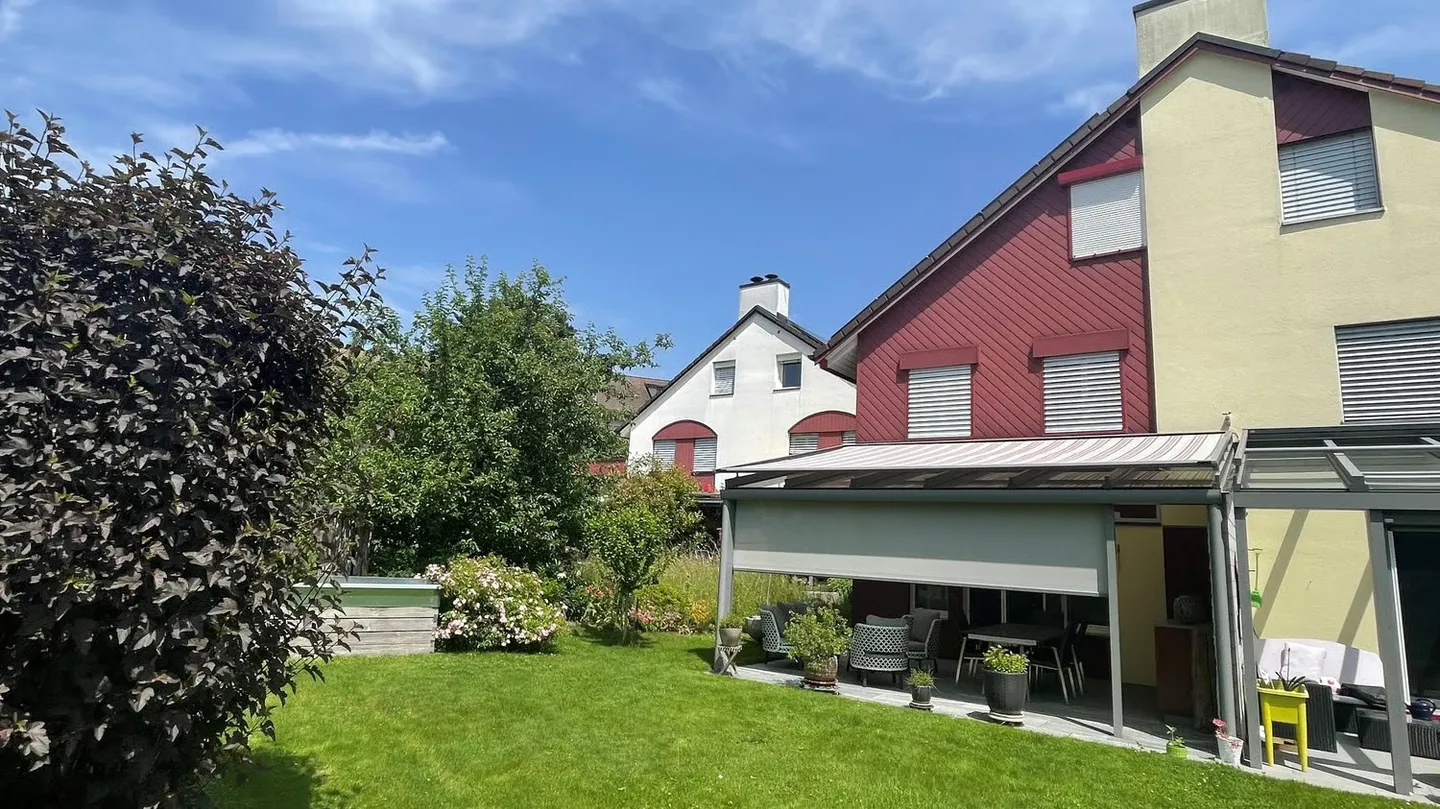 Charming 5.5-room semi-detached house in Kloten - Photo 2 of 20