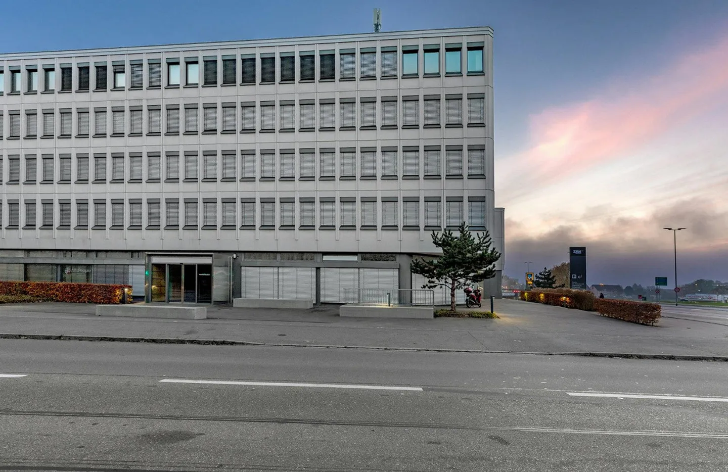 Spazio ufficio moderno in posizione privilegiata vicino all'aeroporto - Foto 2 di 11