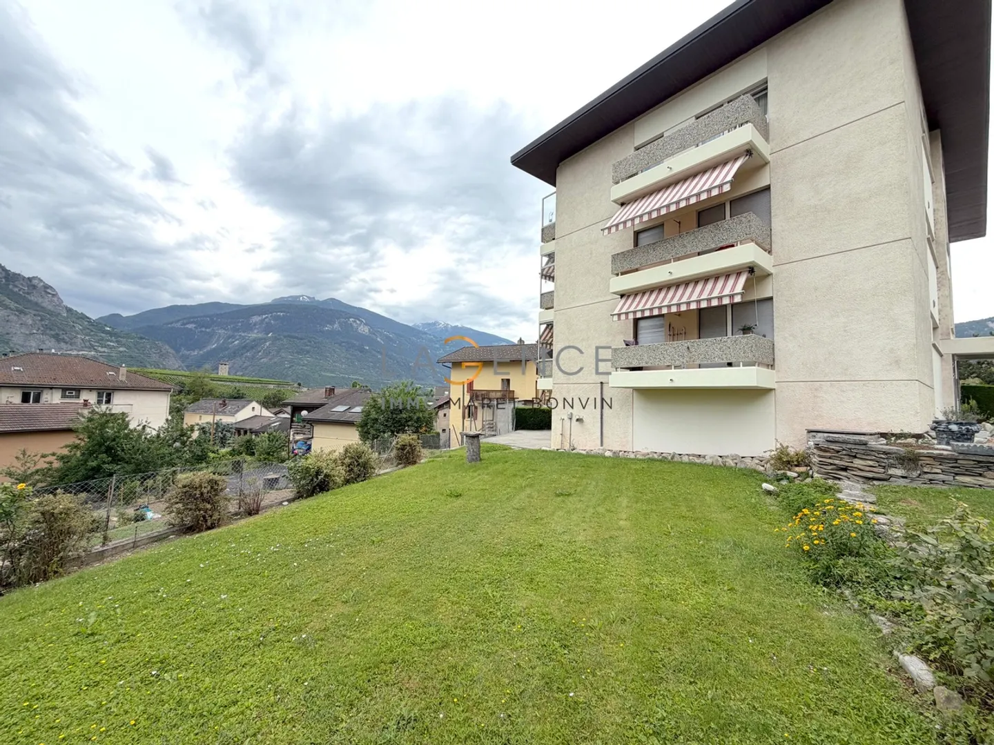 Charmante 5,5-Zimmer-Wohnung mit Balkon, freiem Blick und Garten - Foto 9 von 9