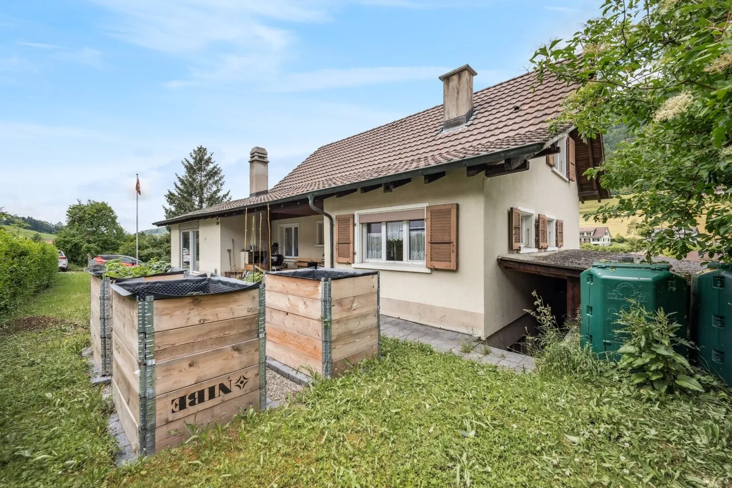 Single-family house with a separate apartment and plenty of privacy - Photo 2 of 13