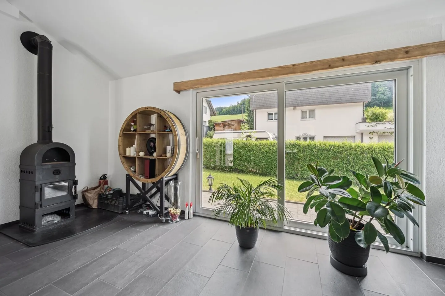 Single-family house with a separate apartment and plenty of privacy - Photo 4 of 13