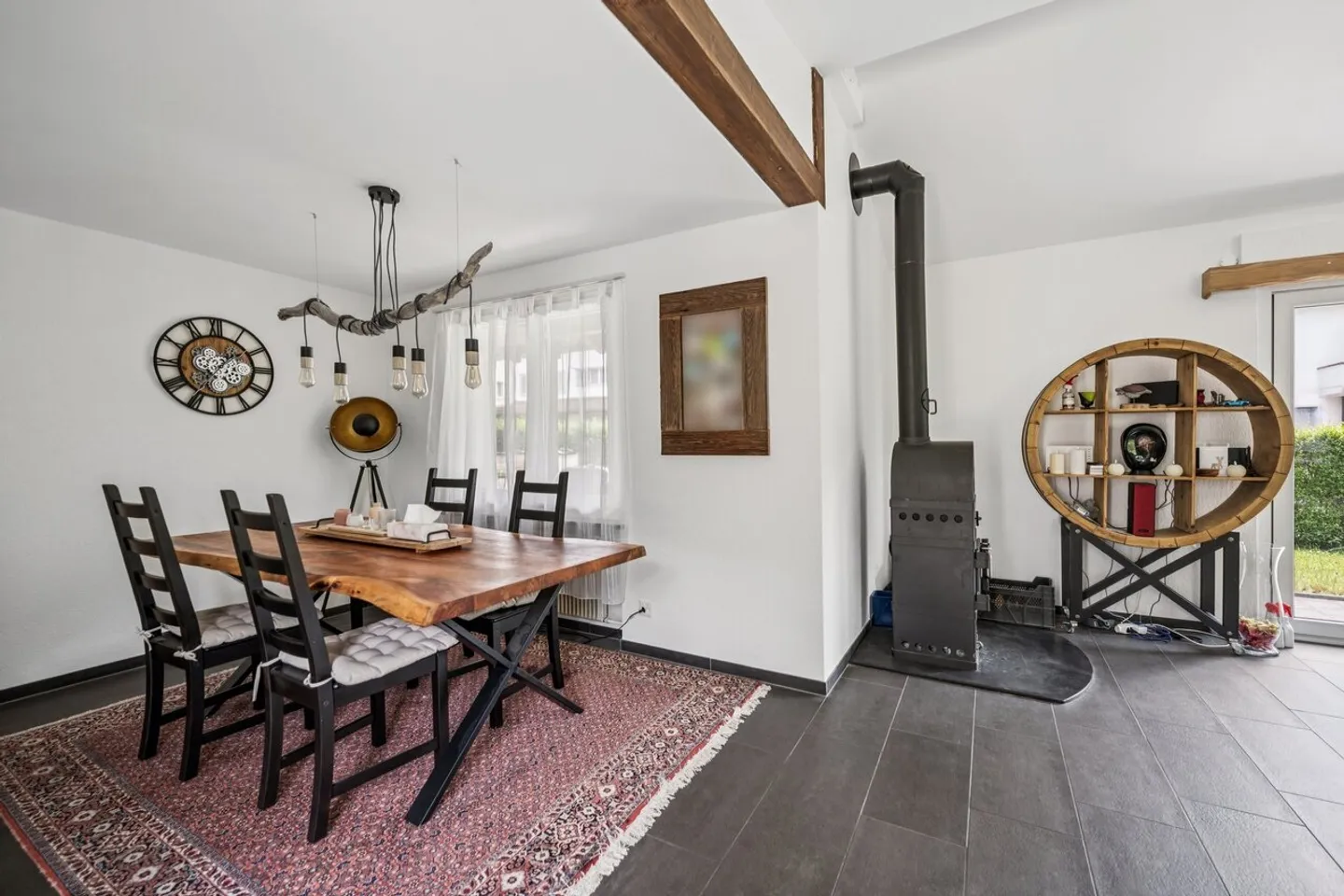 Single-family house with a separate apartment and plenty of privacy - Photo 5 of 13