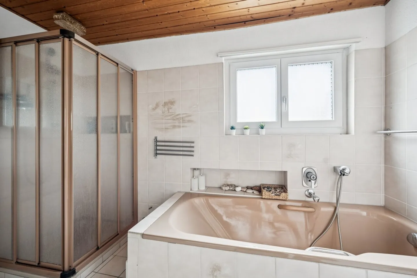 Single-family house with a separate apartment and plenty of privacy - Photo 8 of 13