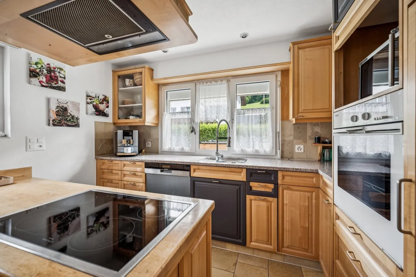 Single-family house with a separate apartment and plenty of privacy - Photo 6 of 13