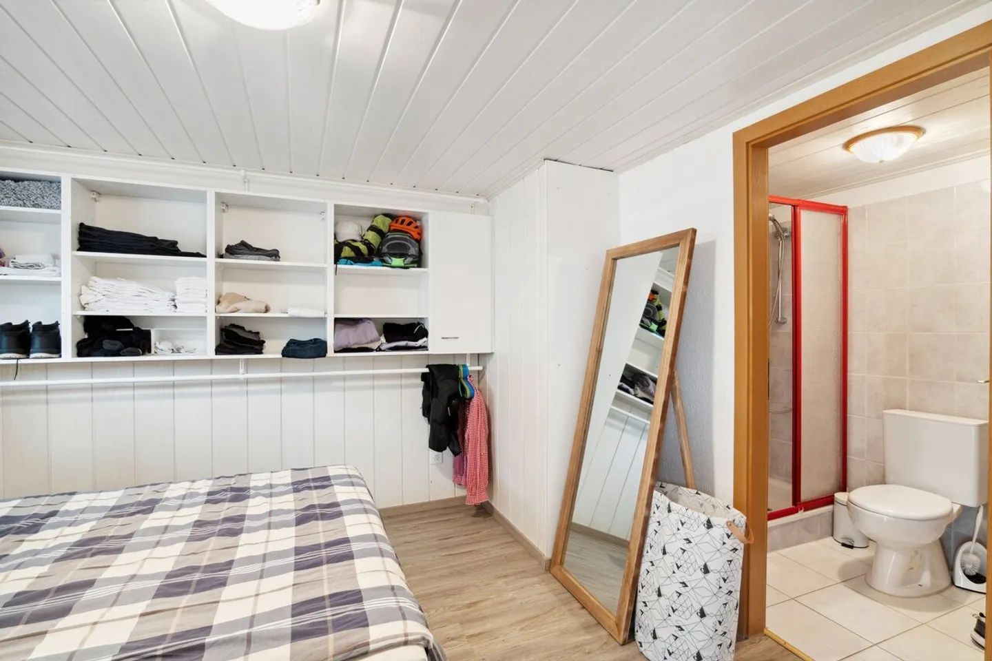 Single-family house with a separate apartment and plenty of privacy - Photo 9 of 13