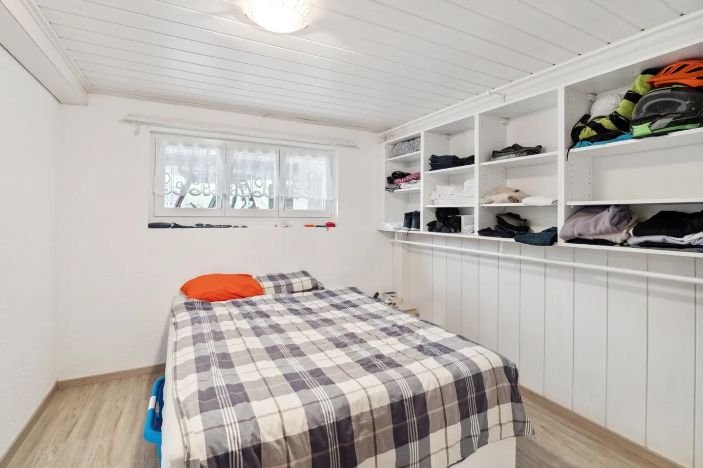 Single-family house with a separate apartment and plenty of privacy - Photo 10 of 13