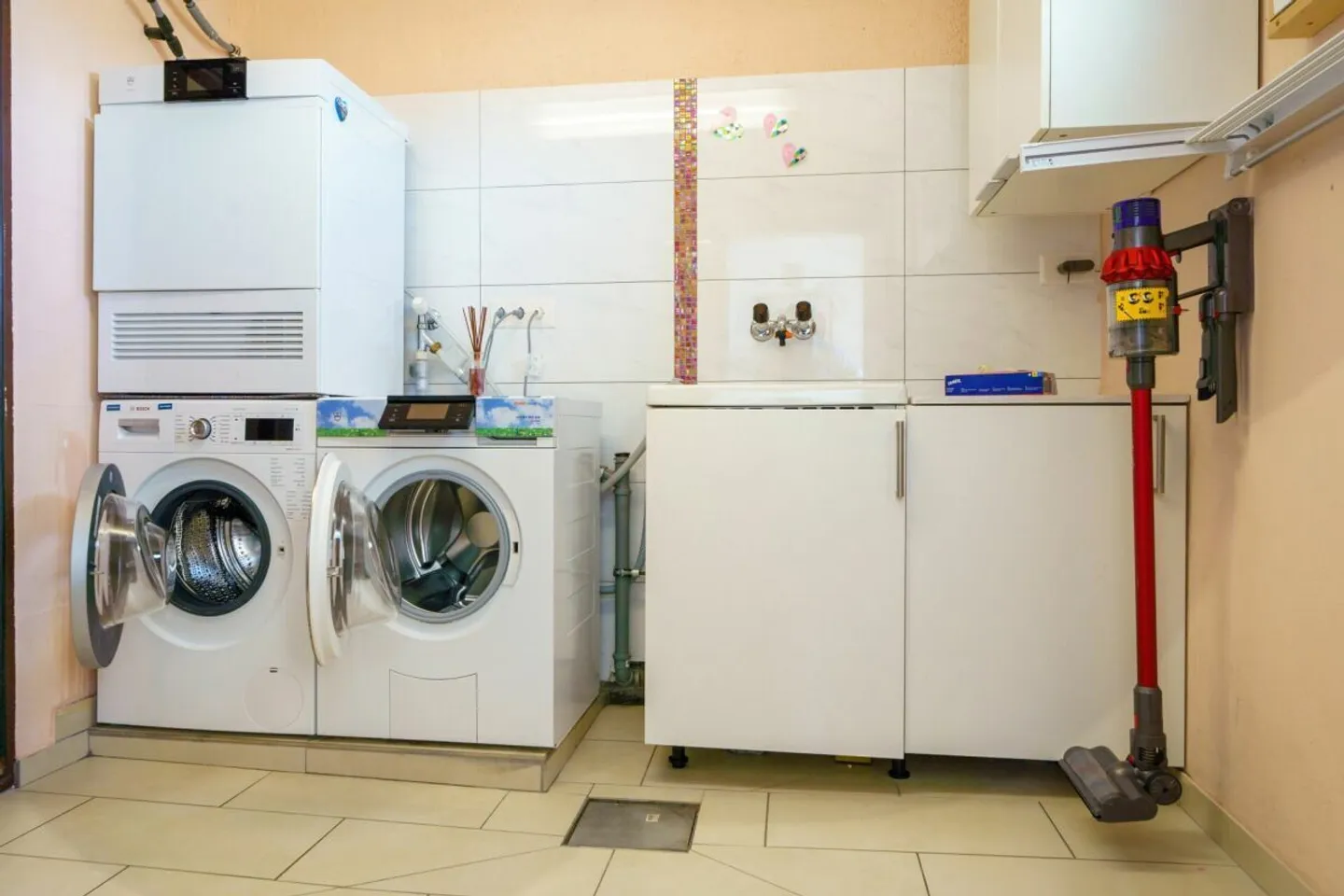 Geräumiges Familienhaus mit Pool - Foto 8 von 12