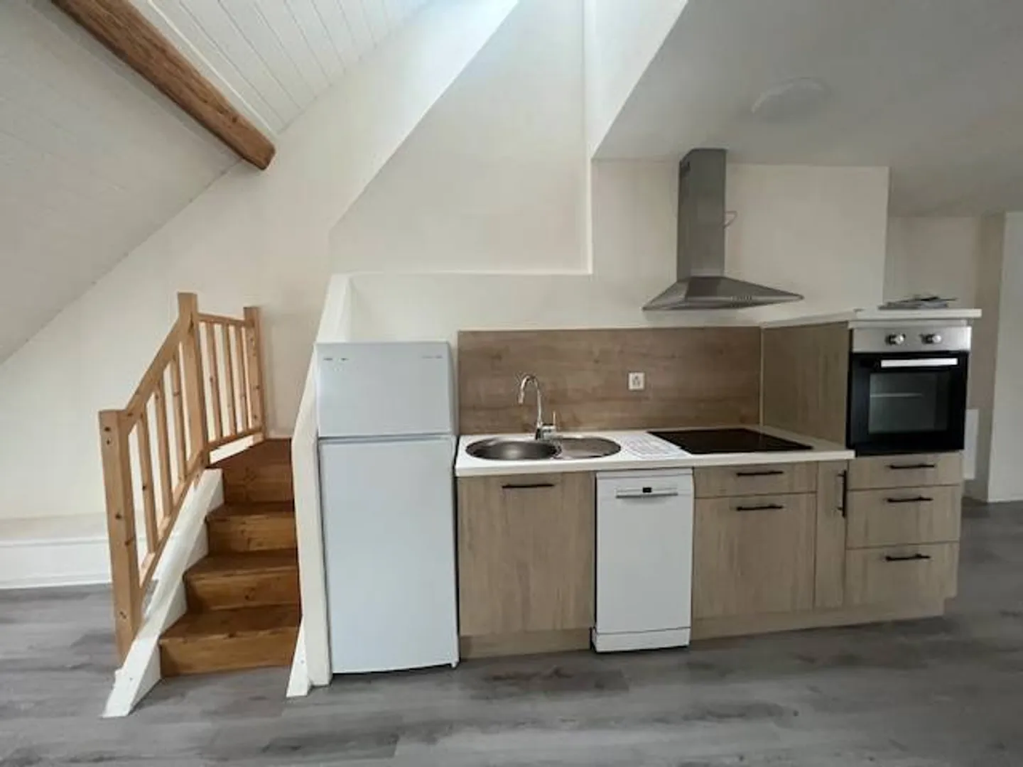 très joli duplex avec salle de bains et cuisine neuve - Photo 2 sur 5