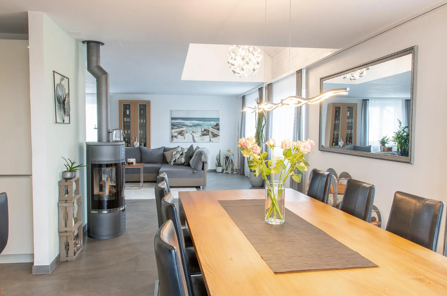 Ampio appartamento attico duplex di 5,5 locali con panorama alpino - Foto 4 di 6
