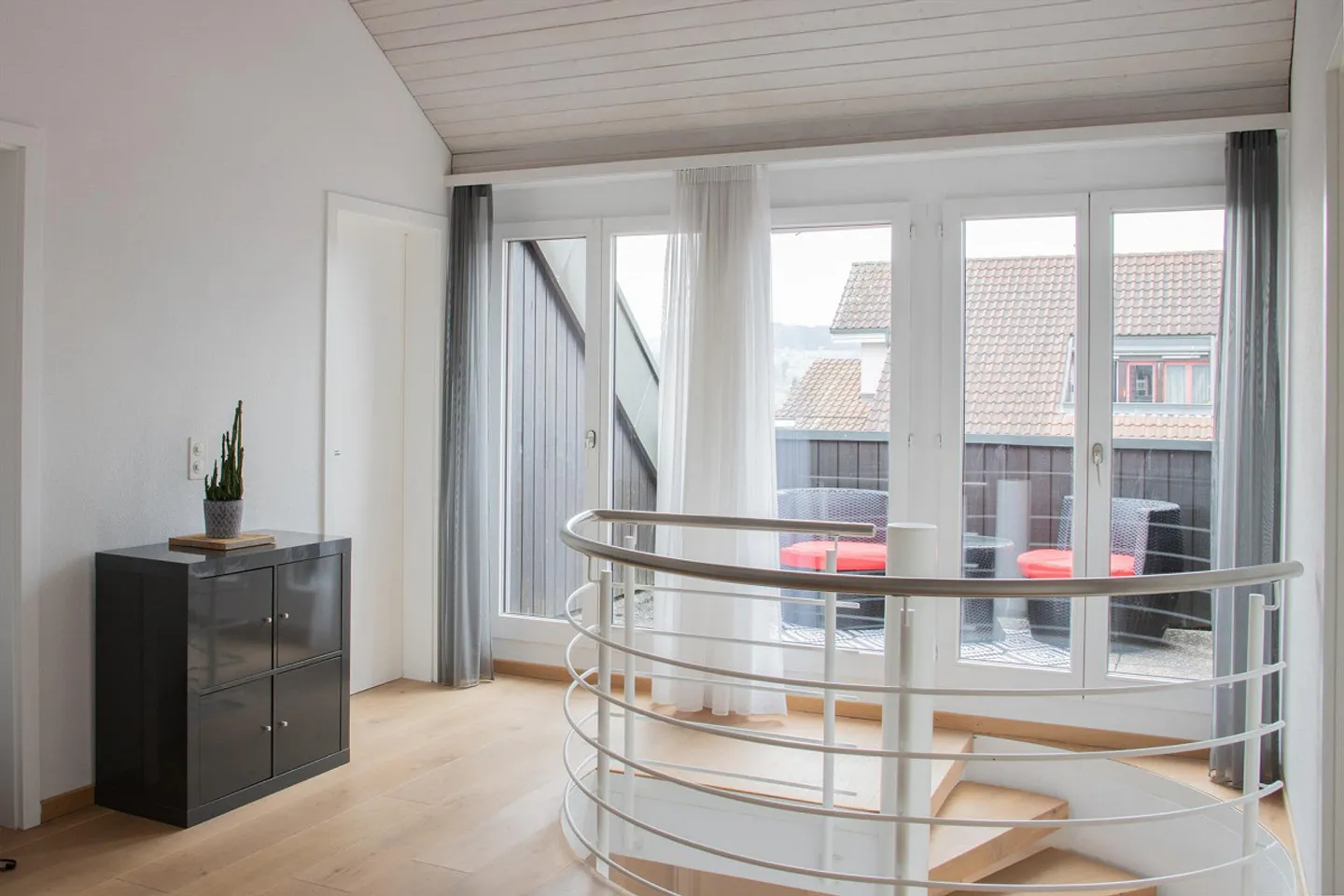 Ampio appartamento attico duplex di 5,5 locali con panorama alpino - Foto 3 di 6