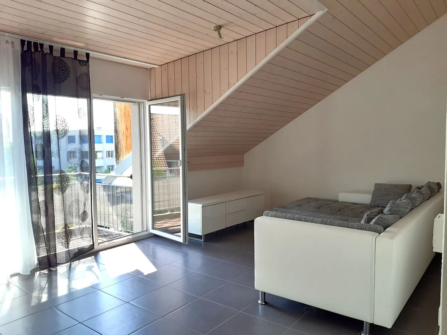 Charming 3.5-room apartment with balcony and panoramic view - Photo 2 of 7