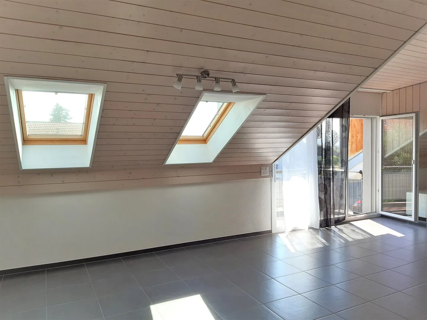 Charming 3.5-room apartment with balcony and panoramic view - Photo 3 of 7