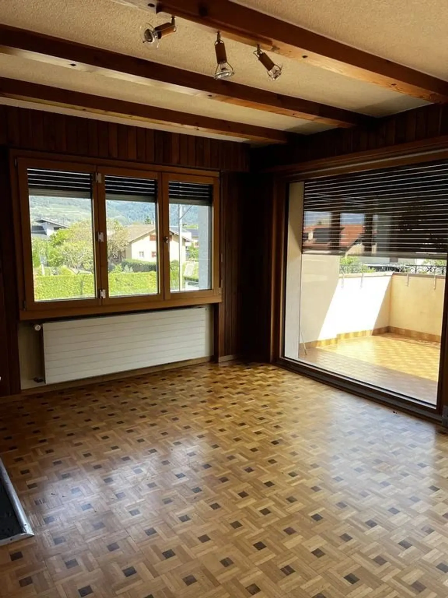 Spacious 5.5 Room Apartment - Photo 2 of 10