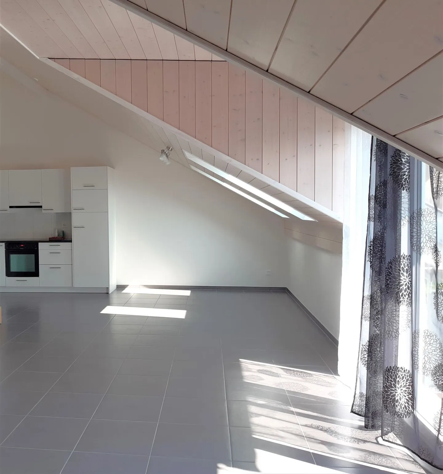 Charming 3.5-room apartment with balcony and panoramic view - Photo 4 of 7