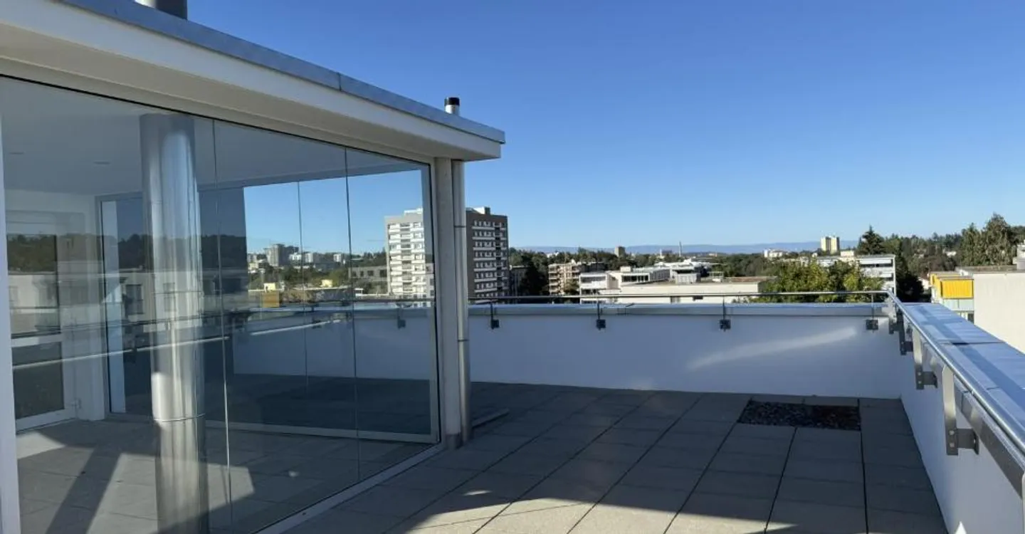 Spacious Apartment with Rooftop Terrace - Photo 7 of 10