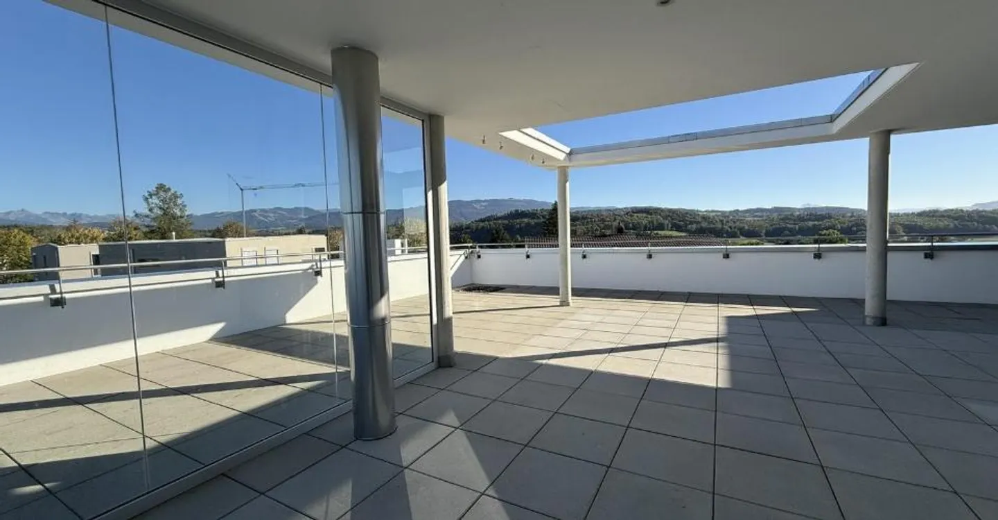 Spacious Apartment with Rooftop Terrace - Photo 8 of 10