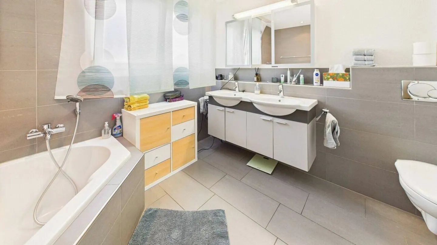 Grosszügige 4.5-Zimmer-Wohnung mit Balkon und flexibler Raumaufteilung - Foto 9 von 12
