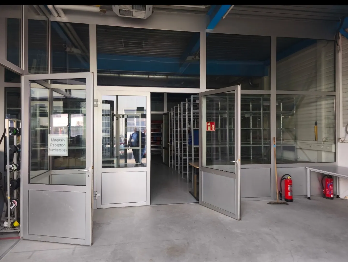 Spazio Commerciale con Visibilità Autostradale - Foto 2 di 8