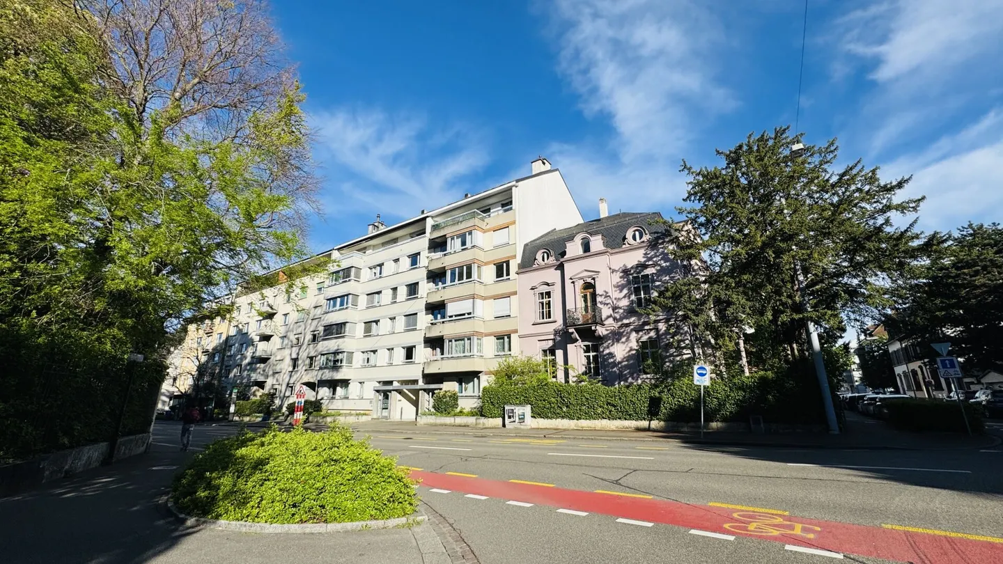 Completely renovated 4.5-room apartment with 2 bathrooms, 2 balconies and XXL underground parking space - directly at Schützenmattpark - Photo 6 of 15