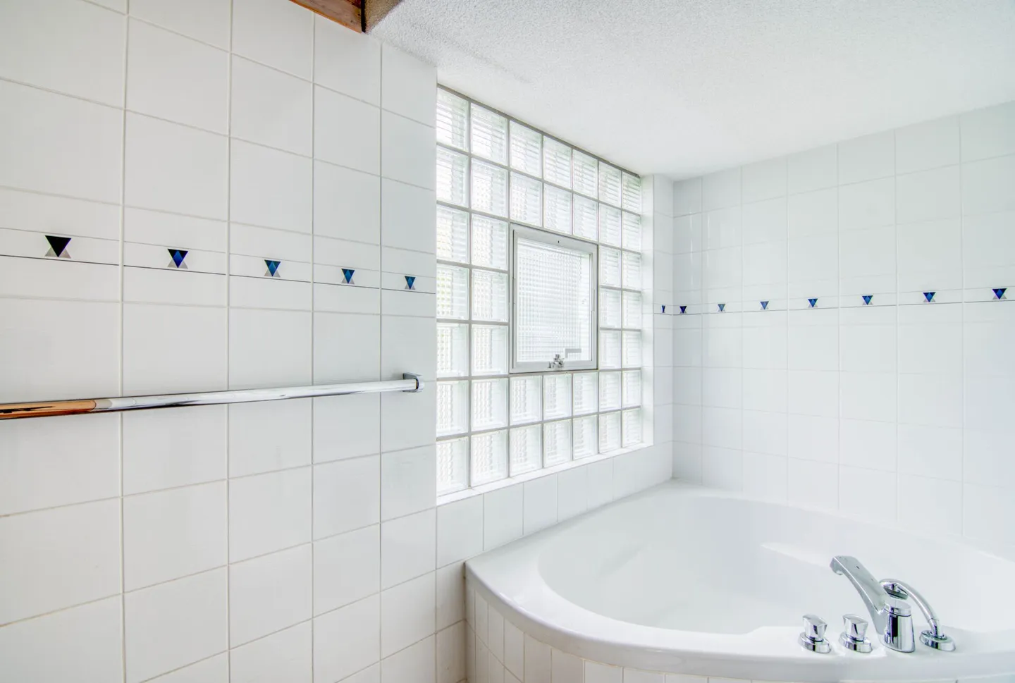 Maison individuelle de 6,5 pièces située au calme à Meikirch avec intimité et espace pour plusieurs véhicules - Photo 19 sur 34