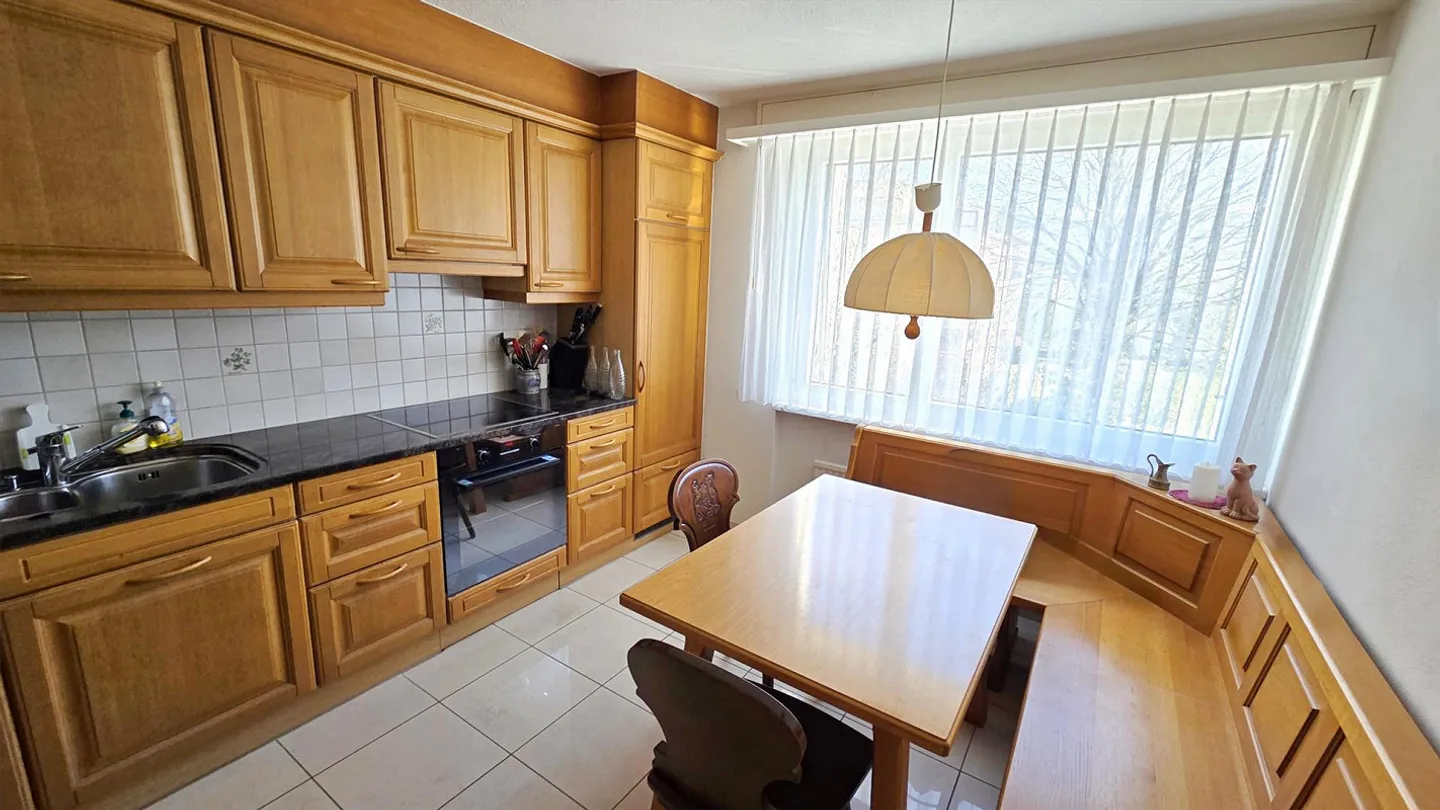 Appartement spacieux de 4 ½ pièces avec vue sur la verdure et deux balcons - Photo 5 sur 22