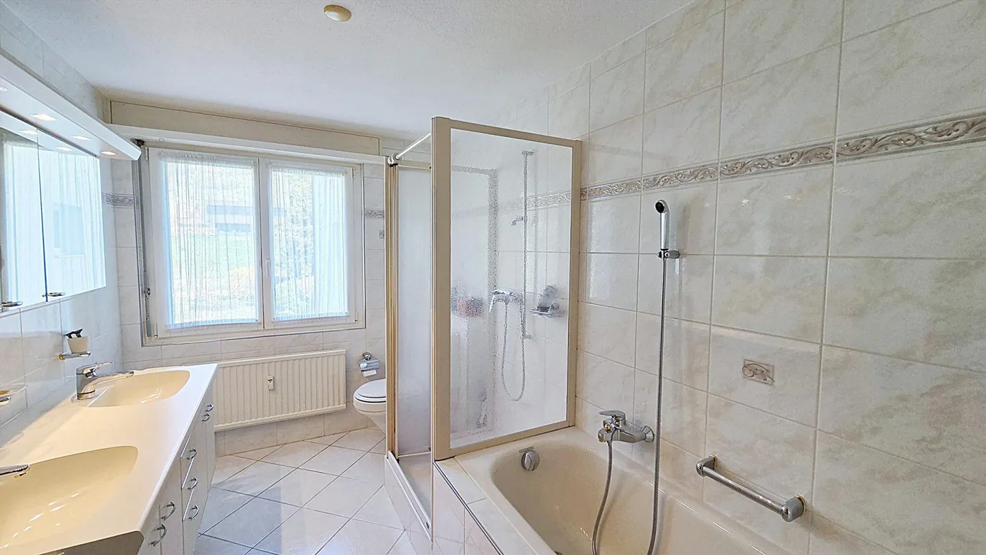 Appartement spacieux de 4 ½ pièces avec vue sur la verdure et deux balcons - Photo 11 sur 22