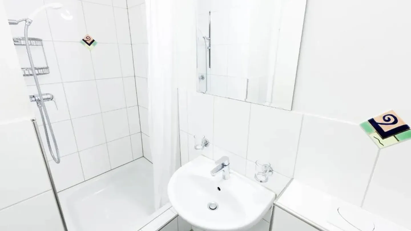 Basement Studio near airport - Photo 4 of 7