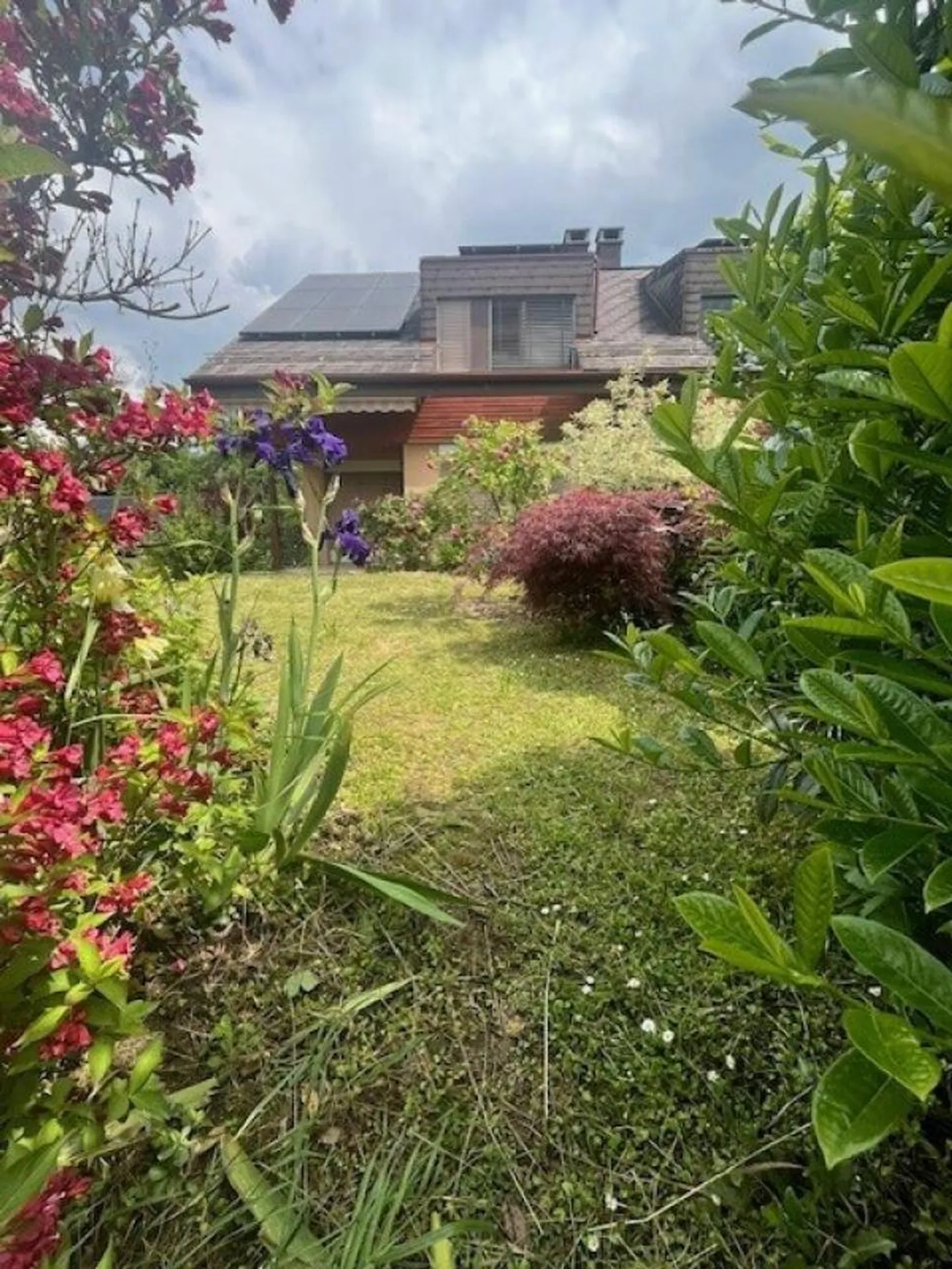 Maison mitoyenne avec jardin - Photo 1 sur 13