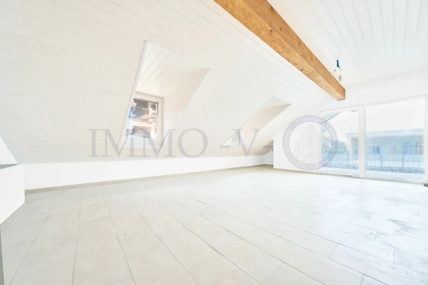 NUOVO E SPAZIOSO IN ATTICO CON BALCONE-TERRAZZA - Foto 4 di 7