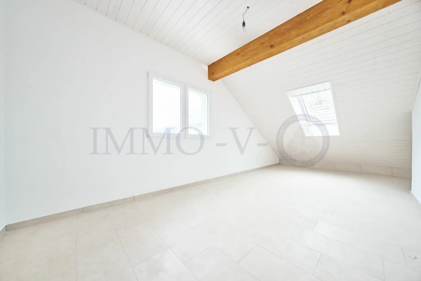 NUOVO E SPAZIOSO IN ATTICO CON BALCONE-TERRAZZA - Foto 5 di 7