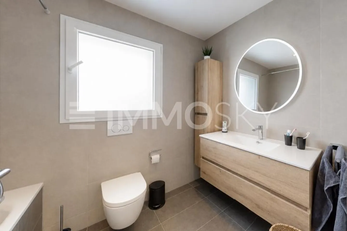 Family duplex close to all amenities - Photo 8 of 10
