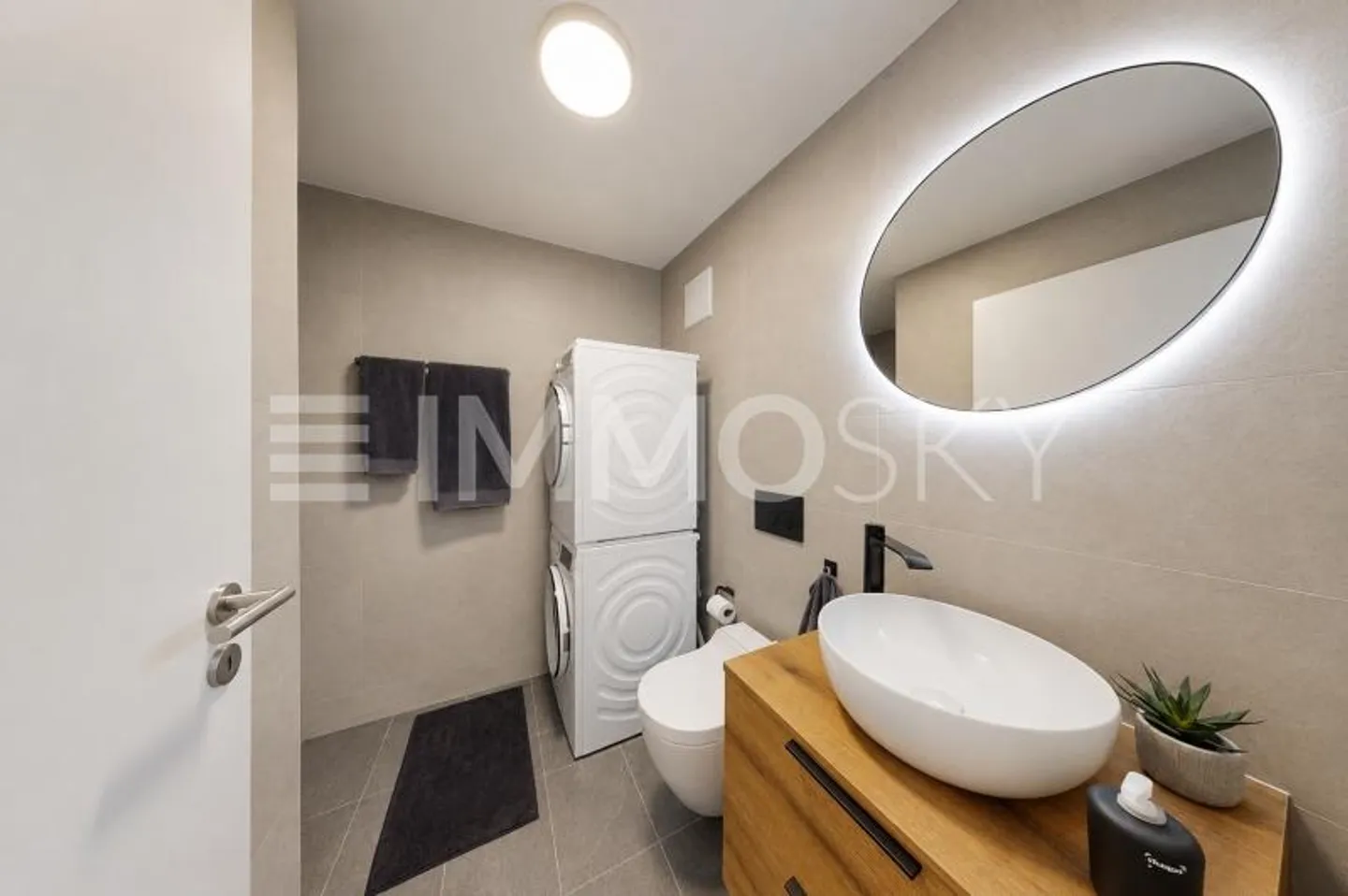 Family duplex close to all amenities - Photo 9 of 10
