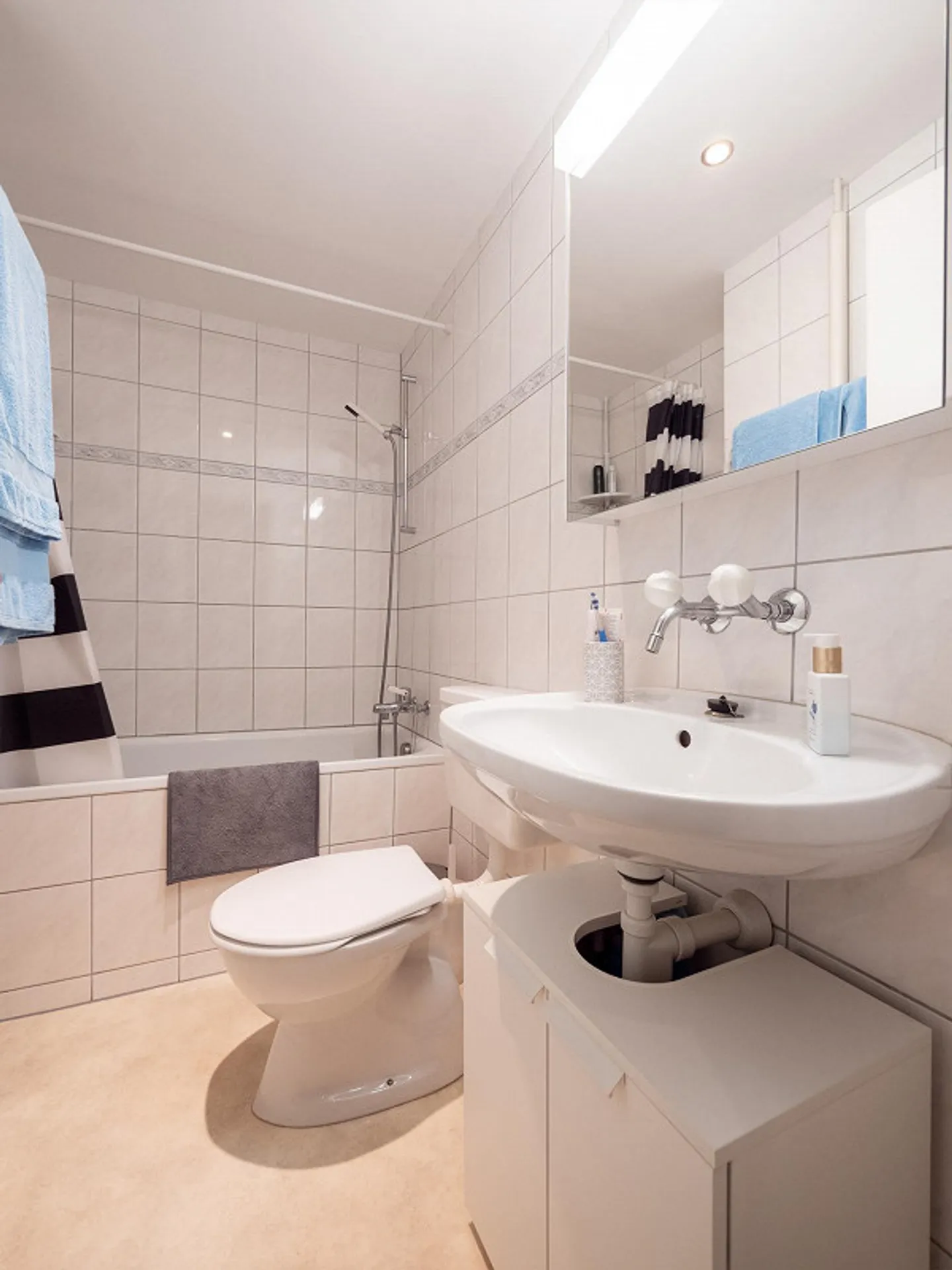 Apartment in a prime location ideal for students or temporary residents - Photo 8 of 9