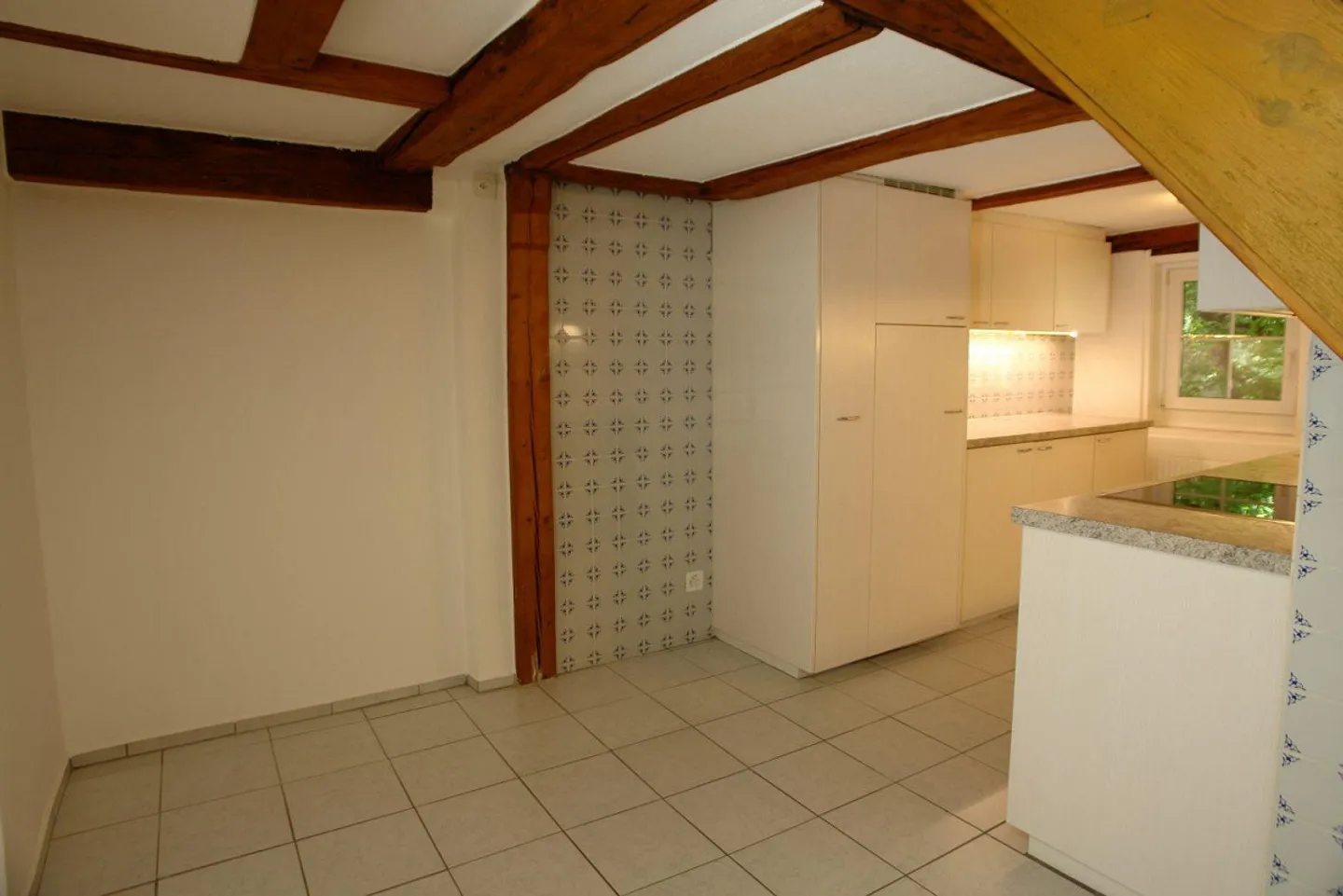 Frazione di fattoria rustica ristrutturata con garage per auto e due ruote - Foto 4 di 8