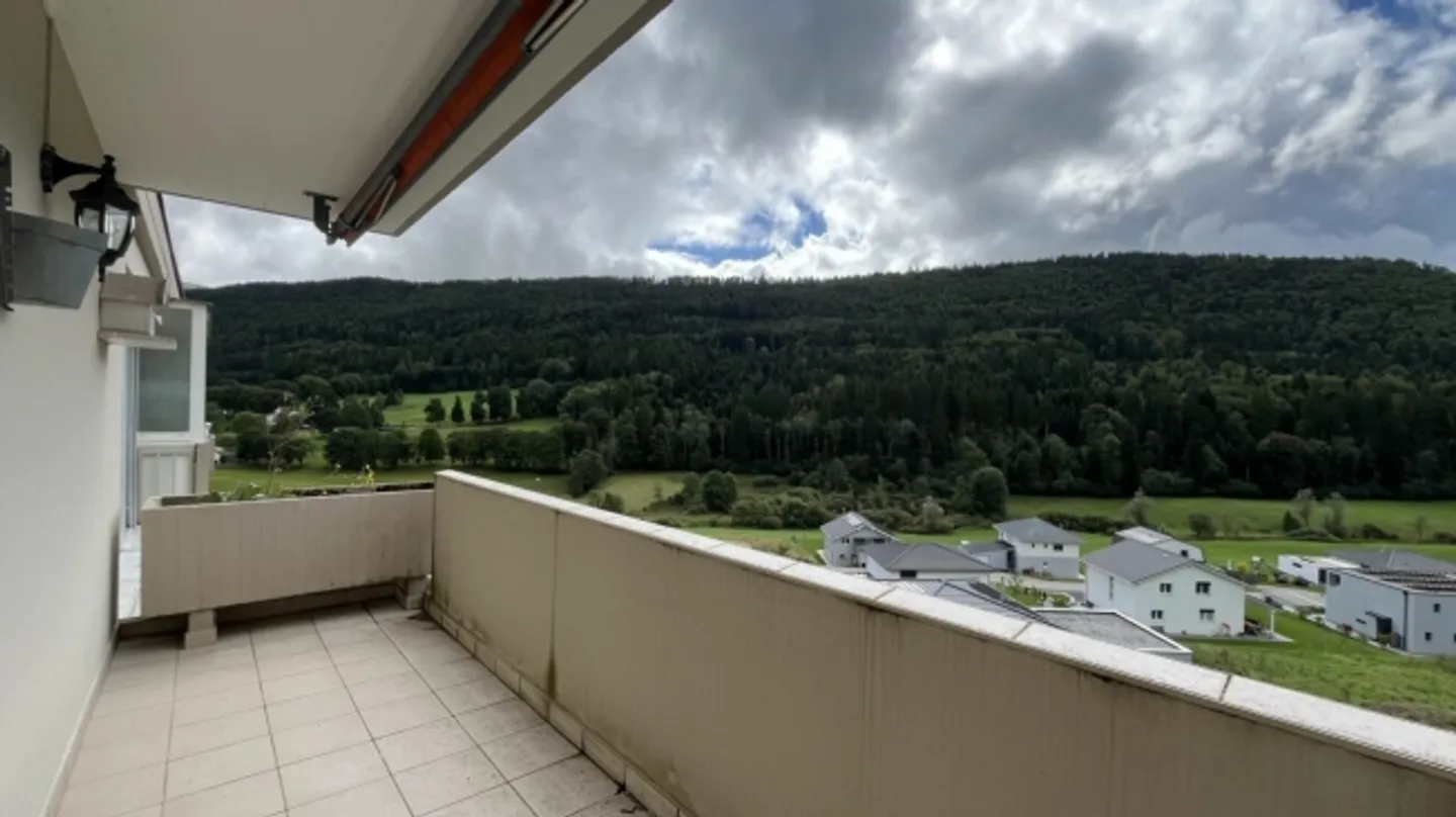 «Entre nature et lumière - appartement rénové de 3.5 pièces à Saint-Imier, vue dégagée et calme absolu» - Photo 3 sur 11
