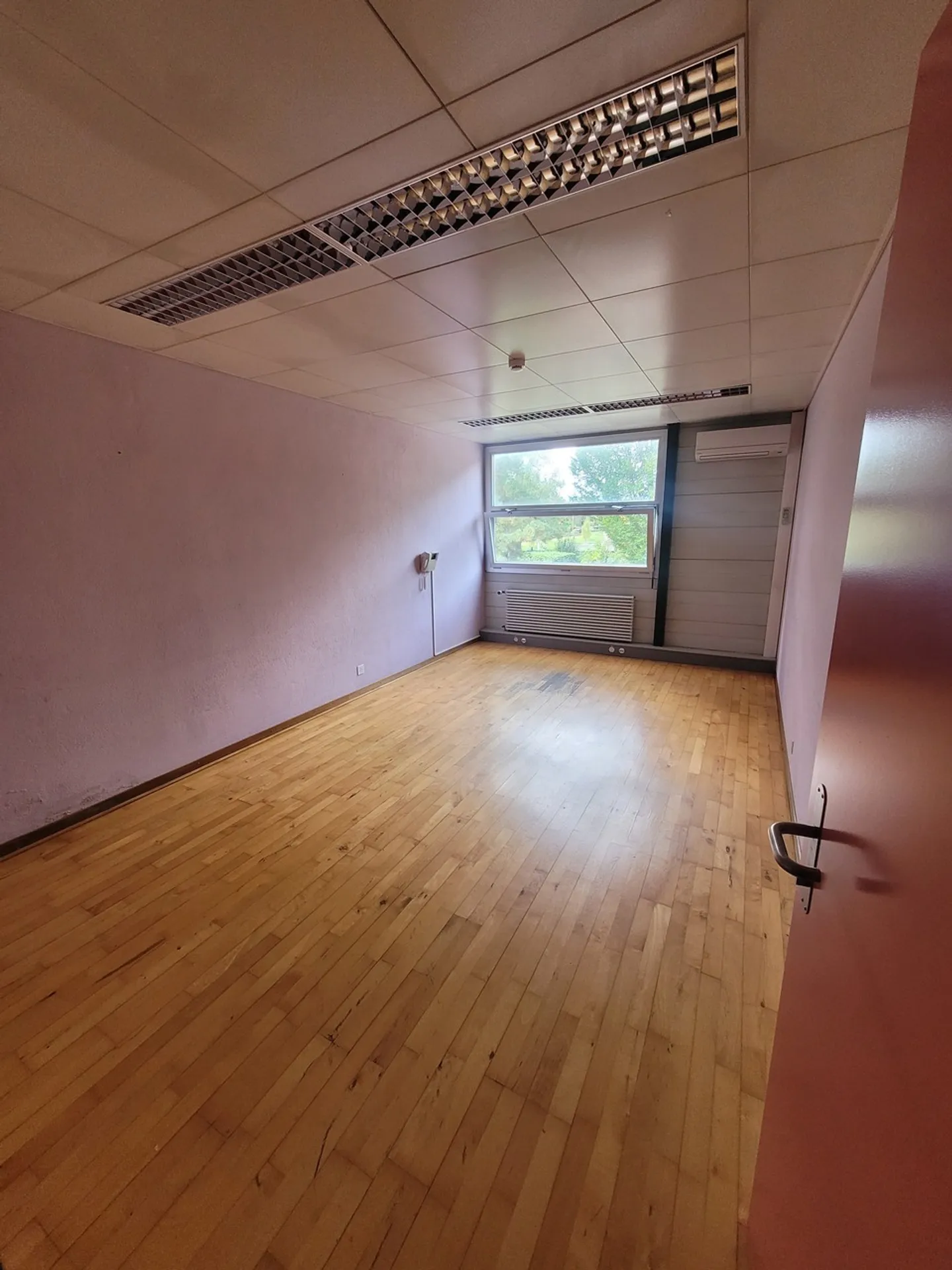 Büro von 22m2 - Nähe Geschäfte, Verkehr und Autobahn - Foto 2 von 6