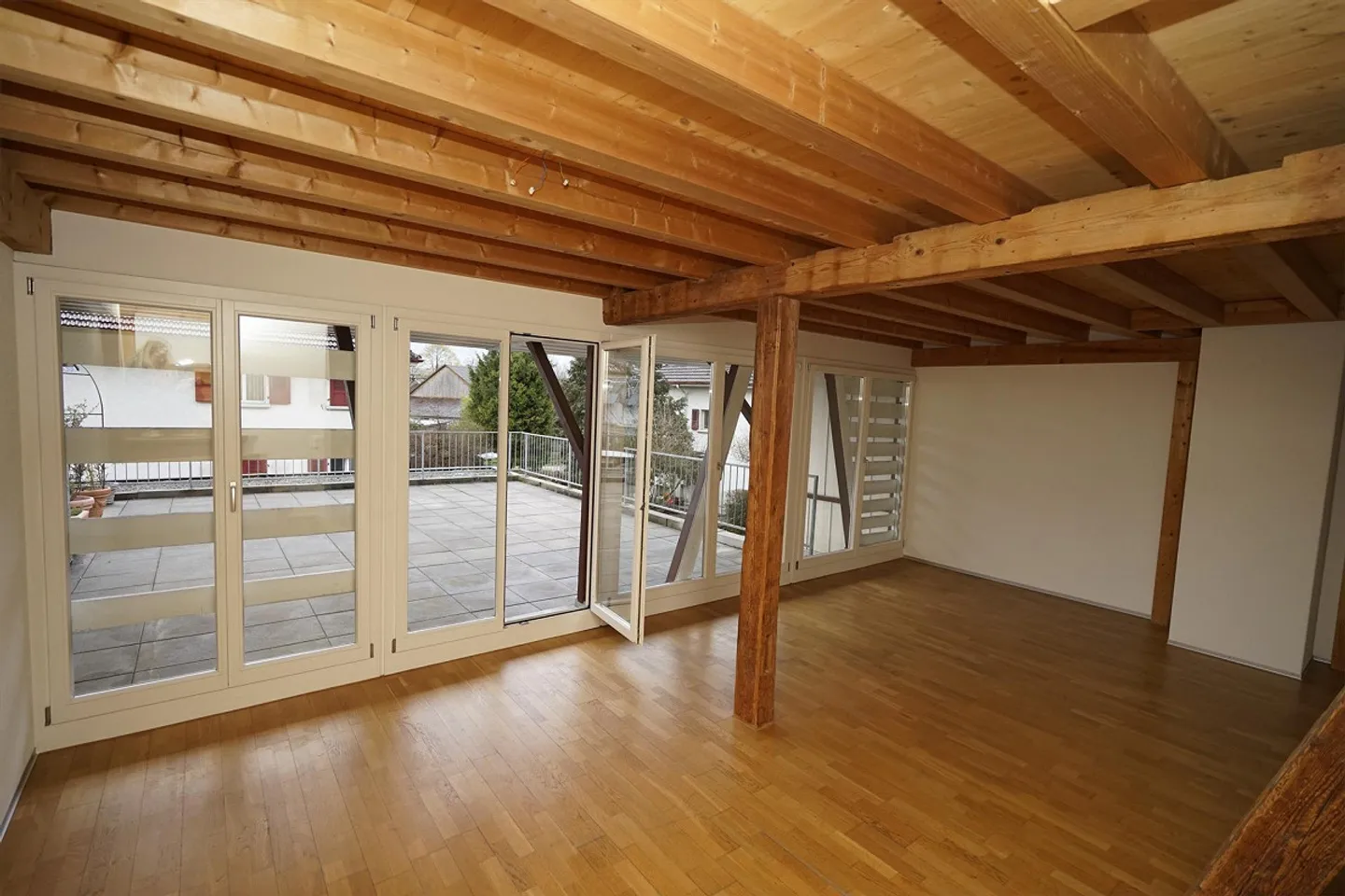 Esperienza abitativa unica: Maisonette luminosa di 4 ½ stanze con terrazza - Foto 5 di 28