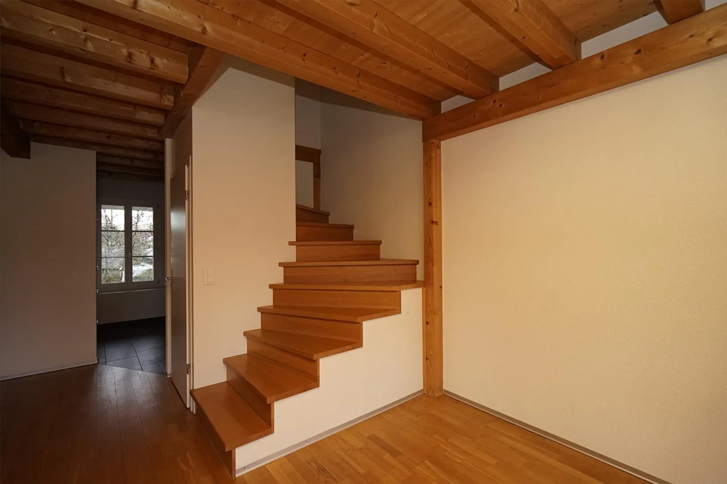 Esperienza abitativa unica: Maisonette luminosa di 4 ½ stanze con terrazza - Foto 6 di 28