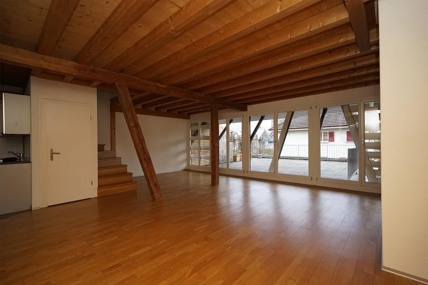 Esperienza abitativa unica: Maisonette luminosa di 4 ½ stanze con terrazza - Foto 1 di 28