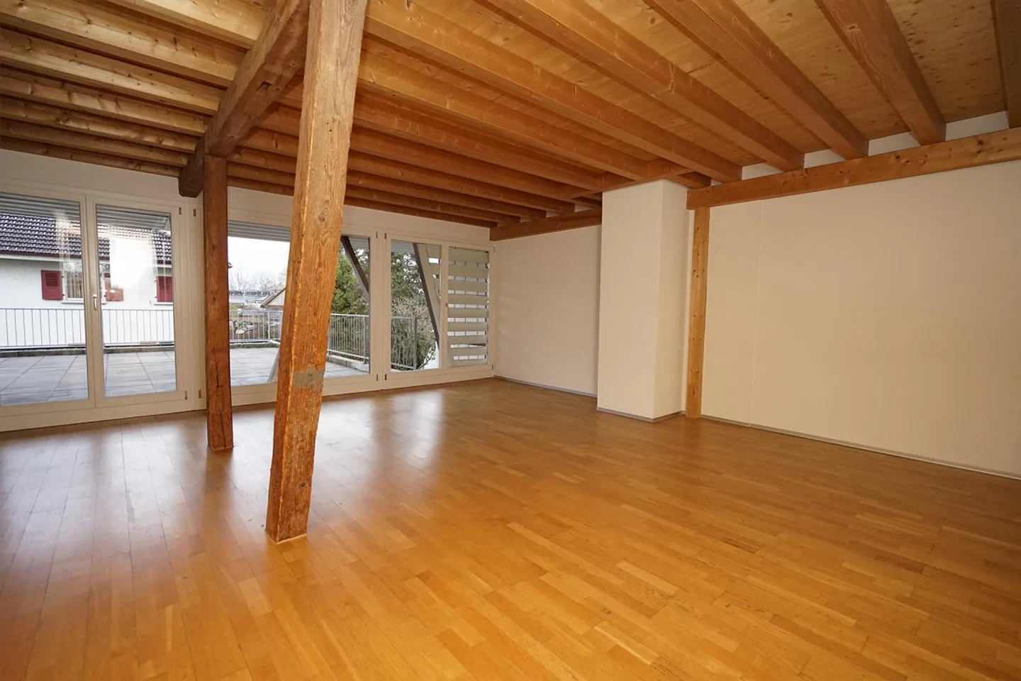 Esperienza abitativa unica: Maisonette luminosa di 4 ½ stanze con terrazza - Foto 2 di 28