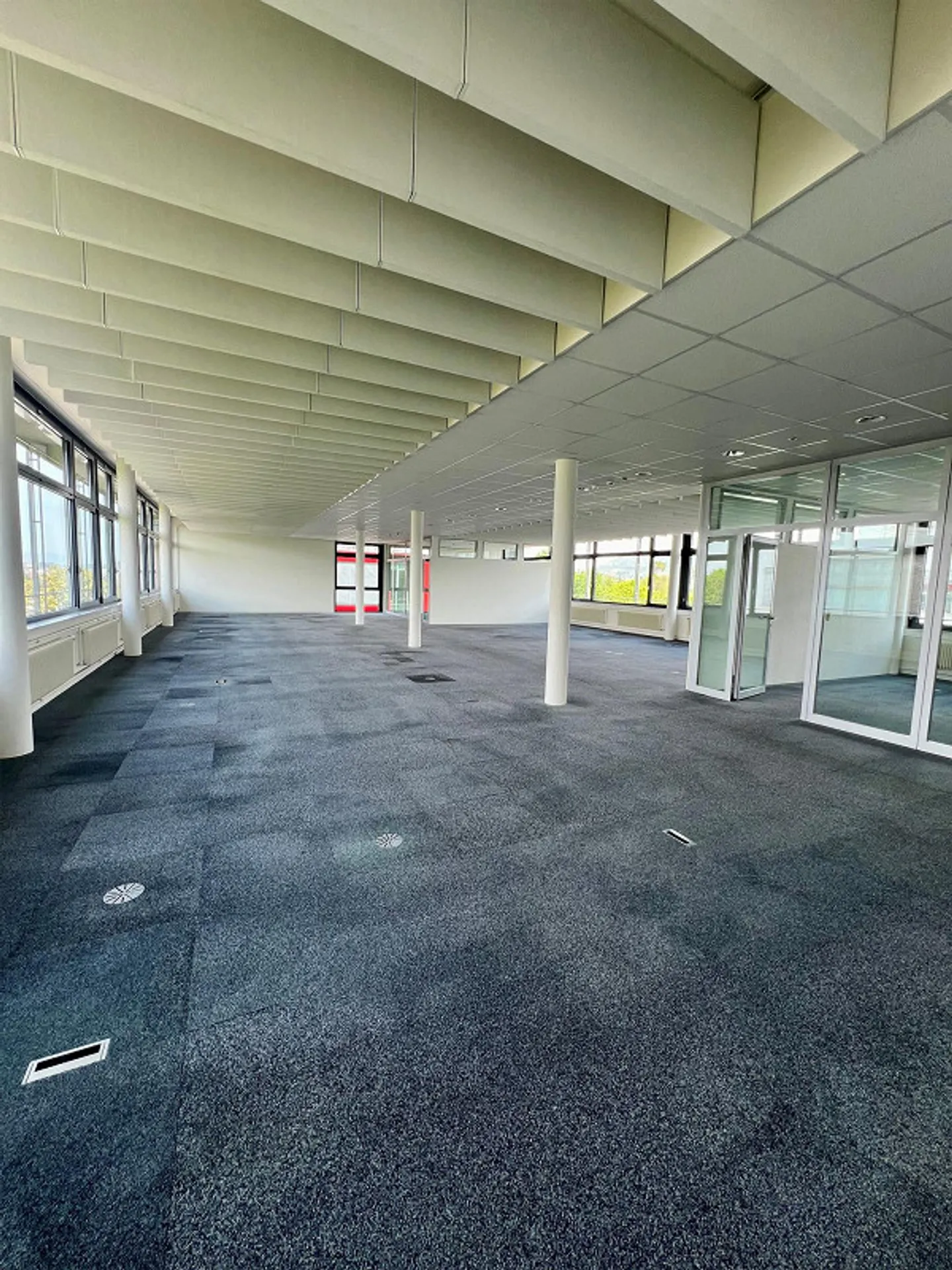 Ambiente di lavoro luminoso nel Business Park di Berna - Foto 1 di 8