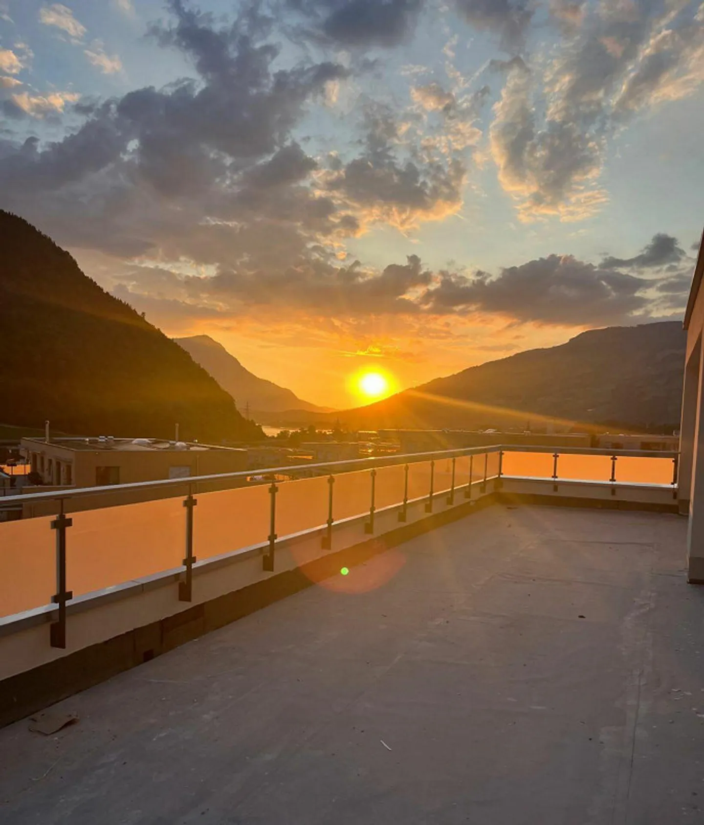 First rental: 3.5-room penthouse apartment with lake and mountain views - Photo 4 of 15