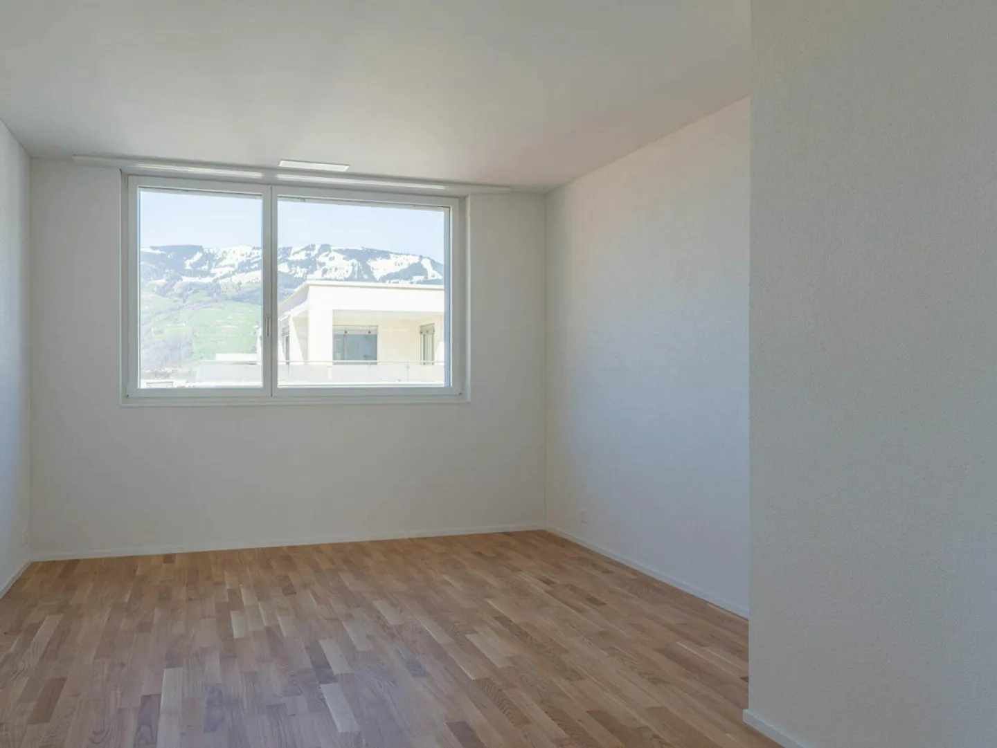 First rental: 3.5-room penthouse apartment with lake and mountain views - Photo 12 of 15